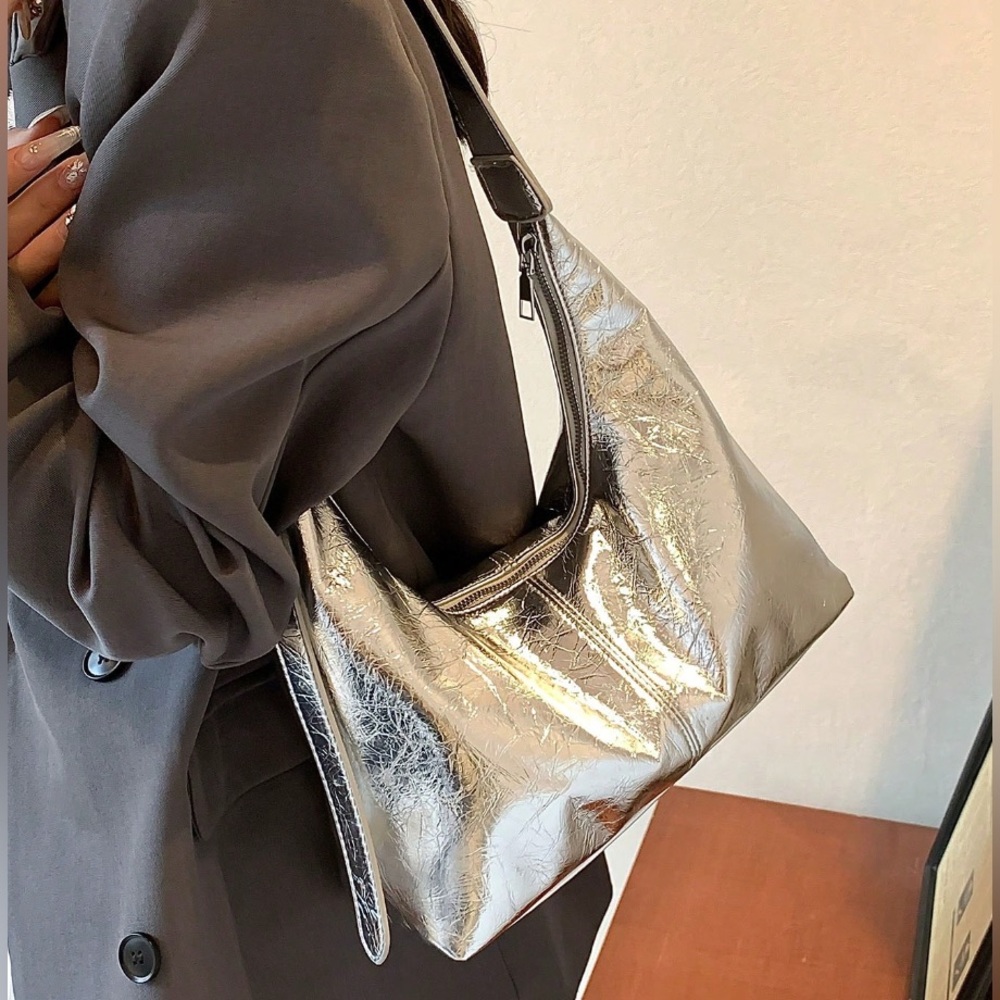 ๐ Metallic Silver Hobo Shoulder Bag - Picture 5 of 9